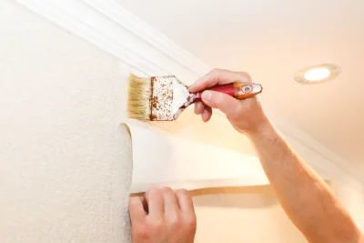 Pose de papier peint à Queudes — revêtements muraux et toiles de verre